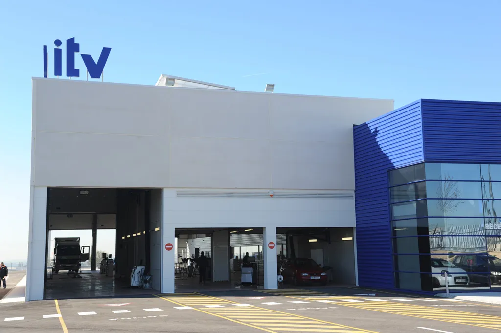 Fachada del centro ITV Móstoles Tecnológico, ITV centro oficial acreditado en el Polígono Industrial Móstoles Tecnológico (C/ Federico Cantero Villamil 18, 28935 Móstoles)