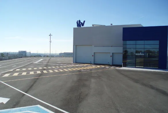 Explanada de acceso a las líneas de inspección